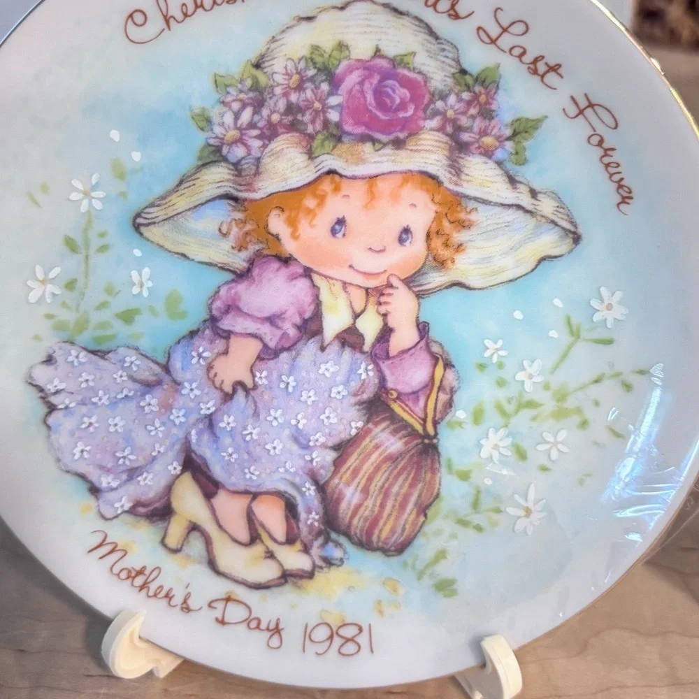 Charming Collectible Decorative Plates Set of 4